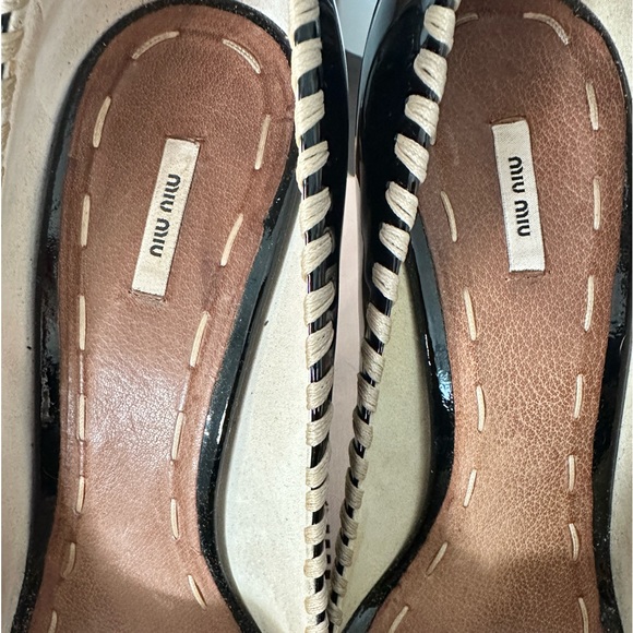 Miu Miu Black & Beige Patent Pumps w/Bow - Picture 6 of 6